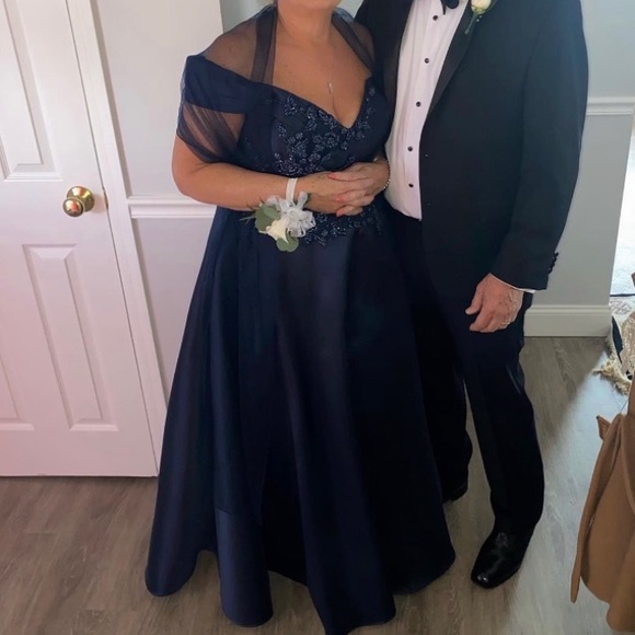 Marsoni off the shoulder, A-line gown. - Picture 1 of 7